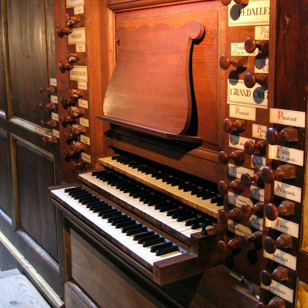 Organ console showing manual keyboards and stop-jamb registration knobs