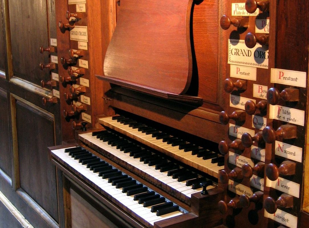 Organ console showing manual keyboards and stop-jamb registration knobs